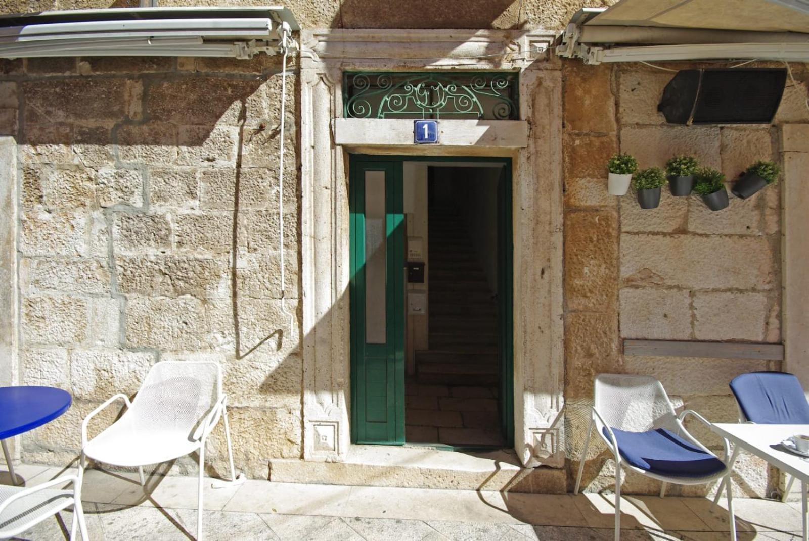 Apartment Square